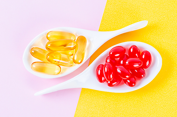 포토 JPG 해외이미지 의학 실내 사람없음 알약 약 숟가락 노란배경 분홍색배경 해외포토 분홍색 백그라운드 수저 내부 노란색 파일형식 이미지허브