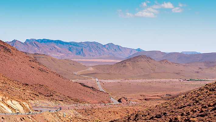 포토 JPG 해외이미지 구름 공원 도로 모래 여행 아프리카 자연 하늘 디저트 산 건조 사람 풍경 사람없음 야외 골짜기 계곡 사막 바위 시골 황무지 땅 관목 언덕 암초 진흙 반대 모로코 산악지대 굴곡 무한 전국 지도책 수평선 해외포토 자연요소 나무 공공시설 나라 길 음식 교통시설 책 돌_바위 생태계 파일형식 이미지허브