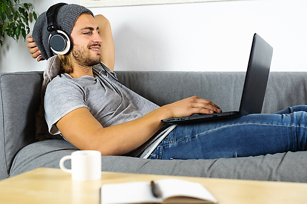 포토 JPG 해외이미지 백인 직업 학생 라이프스타일 남자 행복 거실 인터넷 비즈니스 사업가 학교 탁자 모바일 휴식 아파트 주택 대화 한명 미소 사람 성인 내부 노트북 스마트폰 핸드폰 컴퓨터 사무실 헤드폰 공책 업무 작업 비즈니스맨 시원함 집중 책상 대학교 온라인 스타일 해외포토 서양인 1 교육 감정 음향기기 가구 컨셉 문구용품 표정 말하기 건물 생활 전자제품 스마트기기 직장인 파일형식 이미지허브