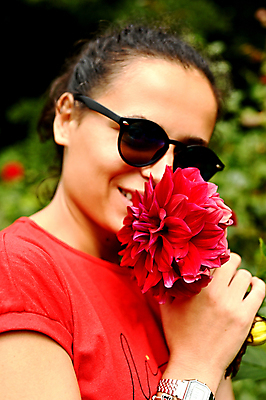 포토 JPG 해외이미지 식물 백인 꽃 얼굴 꽃무늬 휴식 건강 그림자 한명 미소 사람 성인 야외 초록색 여름 햇빛 태양 유행 맑음 화장품 흰색 신선 자신감 우아함 보호 입술 신분 미니멀 해외포토 자연요소 서양인 1 계절 감정 컬러 컨셉 무늬 날씨 표정 신체부위 뷰티 파일형식 이미지허브