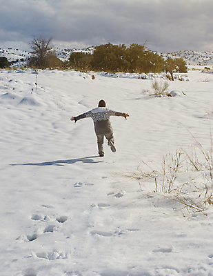 포토 JPG 해외이미지 계절 행복 어린이 2 겨울 밭 가족 자연 놀이 함께함 따뜻함 한명 웃음 사람 풍경 소년 야외 친구 달리기 노란색 점프 검은색 추위 흰색 시골 당기기 작음 12월 11월 서리 언니 해외포토 1 남자 감정 컬러 컨셉 농업 관계 모션 표정 날짜 크기 생태계 자매 파일형식 이미지허브