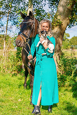 포토 JPG 해외이미지 동물 백인 라이프스타일 드레스 여자 행복 자연 부츠 사랑 한명 미소 사람 풍경 성인 야외 친구 반려동물 금발 갈색 노란색 유행 가축 우정 기쁨 가을 시골 승마 개 숲 굴레 스타일 해외포토 서양인 1 헤어스타일 옷 계절 감정 스포츠 컬러 신발 포유류 관계 표정 생활 생태계 파일형식 이미지허브