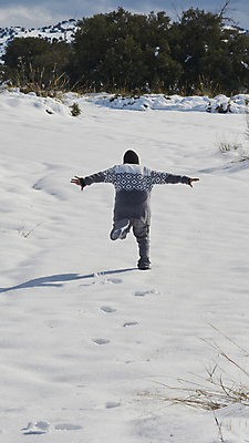 포토 JPG 해외이미지 계절 행복 어린이 2 겨울 밭 가족 자연 놀이 함께함 따뜻함 한명 웃음 사람 소년 야외 친구 달리기 노란색 점프 검은색 추위 흰색 시골 당기기 작음 12월 11월 서리 언니 해외포토 1 남자 감정 컬러 컨셉 농업 관계 모션 표정 날짜 크기 생태계 자매 파일형식 이미지허브