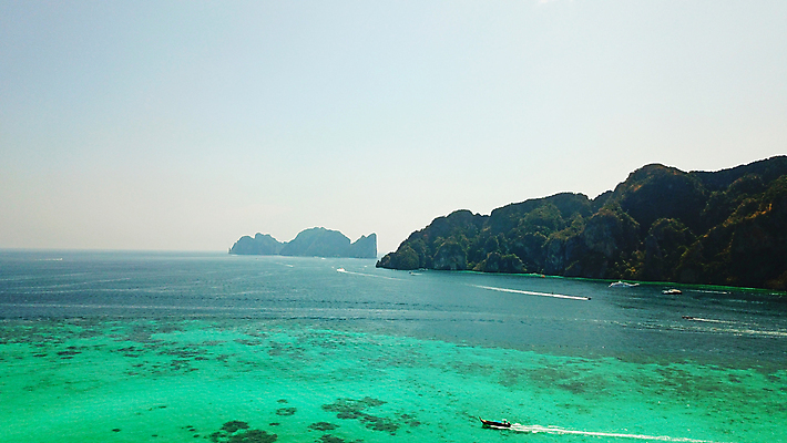포토 JPG 해외이미지 나무 아시아 모래 파도 바다 섬 여행 요트 태국 자연 하늘 휴가 열대 산 안테나 사람없음 초록색 물 파란색 야자수 만 보트 산호 언덕 마야 드론 터키석 파라다이스 푸켓 그리너리 해외포토 자연요소 식물 나라 컬러 배_교통 통신 자포동물 보석 생태계 마야문명 파일형식 트랜드컬러 이미지허브