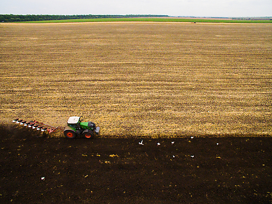 포토 JPG 해외이미지 식물 계절 산업 음식 밭 농업 자연 안테나 씨앗 사람없음 빨간색 농장 농경지 갈색 기계 흙 봄 장비 운전 수확 시골 업무 작업 바퀴 칼날 농부 땅 준비 트랙터 드론 땅바닥 밭일 심기 쟁기 조감도 해외포토 직업 컬러 통신 모션 바닥 농기계 생태계 특수차량 파일형식 이미지허브