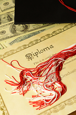 포토 JPG 해외이미지 직업 학생 교육 종이 백그라운드 지폐 돈 졸업 학교 성공 졸업생 사람없음 빨간색 금융 스터디 달러 검은색 축하 졸업장 대학교 문서 명예 월급 대출 자격증 자금 증명서 지능 캡모자 해외포토 모자_잡화 컬러 컨셉 경제 학습 재산 파일형식 이미지허브