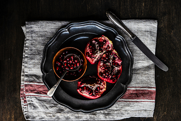 포토 JPG 해외이미지 접시 사람없음 숟가락 칼 냅킨 석류 석류알 나무배경 해외포토 식기 백그라운드 과일 수저 파일형식 이미지허브