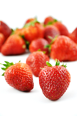 포토 JPG 해외이미지 식물 백인 라이프스타일 열매 행복 어린이 음식 잎 밭 농업 과일 자연 딸기 건강 미소 사람없음 야외 빨간색 초록색 여름 농작물 햇빛 농장 바구니 식사 봄 수확 사발 달콤 맛 수집 먹기 유기농 숙성 해외포토 서양인 웰빙 계절 감정 산업 컬러 컨셉 모션 표정 사람 생활 태양 사기그릇 생태계 파일형식 이미지허브