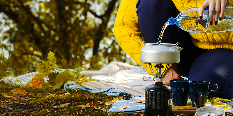 포토 JPG 해외이미지 여자 커피 주전자 한명 들기 앉기 상반신 성인 앞모습 아웃포커스 머그컵 붓기 버너 물병 만들기 성인여자한명만 해외포토 1 음료 뷰포인트 모션 주방용품 촬영기법 사람 컵 물통 여자한명만 성인여자만 파일형식 이미지허브