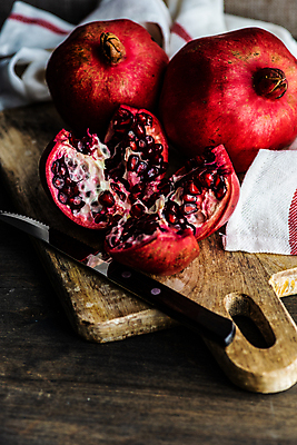 포토 JPG 해외이미지 사람없음 칼 냅킨 석류 나무도마 나무배경 해외포토 백그라운드 과일 도마 목재 파일형식 이미지허브