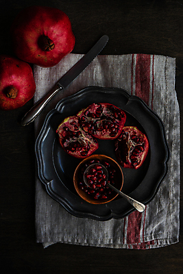 포토 JPG 해외이미지 접시 검은배경 사람없음 냅킨 석류 석류알 해외포토 식기 백그라운드 과일 검은색 파일형식 이미지허브