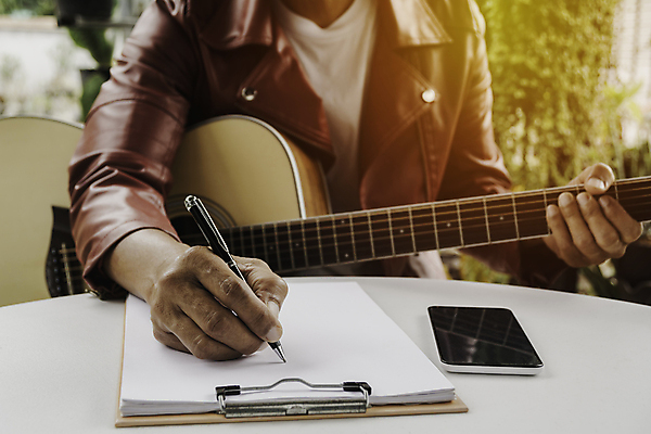 포토 JPG 해외이미지 라이프스타일 손 남자 문화 줄 음악 백그라운드 노래 상상 놀이 휴식 바닥 주택 직장 기술 창조 앉기 취미 사람없음 내부 쪽지 공책 소리 공연 연주자 음악가 방 가수 기구 기타 기록 잡기 예술가 기타리스트 멜로디 뮤지컬 작곡가 플레이어 해외포토 직업 컨셉 회사 모션 현악기 문화예술 문구용품 사람 이벤트 건물 생활 신체부위 파일형식 이미지허브