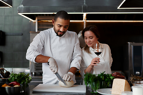 포토 JPG 해외이미지 백인 직업 라이프스타일 커플 여자 남자 행복 음료 음식 유니폼 2 채소 와인잔 재료 탁자 주택 함께함 건강 요리 미소 사람 성인 두명 주방 와인 요리사 검은색 식사 저녁식사 샐러드 흰색 업무 자르기 서비스 준비 해외포토 서양인 옷 감정 컬러 가구 컨셉 술잔 관계 모션 주류 표정 건물 생활 작업 파일형식 이미지허브