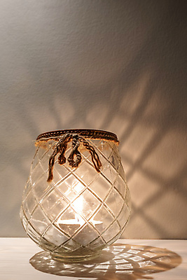 포토 JPG 해외이미지 종교 결혼 크리스마스 겨울 오렌지 촛불 유리 불 휴가 불꽃 휴식 주택 실내 따뜻함 그림자 사람없음 내부 장식 빨간색 빛 인테리어 반사 노란색 파티 평화 침묵 방 뜨거움 영혼 차 야간 심볼 명상 오브젝트 기념물 빛망울 연소 광 보유 왁스 해외포토 자연요소 디자인 계절 기념일 음료 컬러 컨셉 과일 초 재질 이벤트 건물 소리 파일형식 이미지허브