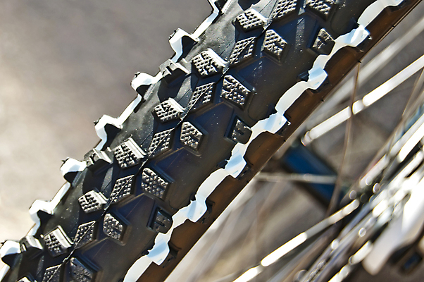 포토 JPG 해외이미지 스포츠 십자가 패턴 표면 새로움 산 사람없음 옆모습 자전거 검은색 바퀴 실 가장자리 타이어 밟기 고무 바이킹 비포장도로 산악자전거 디테일 해외포토 도로 뷰포인트 컬러 컨셉 무늬 모션 바이크 둘레 파일형식 이미지허브