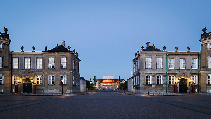 포토 JPG 해외이미지 전통 디자인 유럽 문화 여행 건축양식 주택 덴마크 사람없음 건물 여행객 궁전 역사 야간 저녁 왕 정사각형 빛망울 천연기념물 여왕 스칸디나비아 오페라 왕국 코펜하겐 해외포토 자연요소 도형 건축물 건축 나라 고건축 북유럽 사람 빛 파일형식 이미지허브