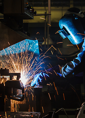 포토 JPG 해외이미지 남자 실내 한명 상반신 성인 옆모습 빛 어둠 업무 연기 불똥 용접 용접공 용접기 용접마스크 철강 성인남자한명만 해외포토 직업 1 뷰포인트 마스크 사람 내부 작업 남자한명만 성인남자만 파일형식 이미지허브