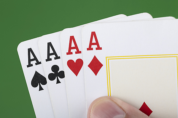 포토 JPG 해외이미지 손 신체부위 잡기 트럼프 도박 포커 에이스 해외포토 모션 사람 놀이용품 게임 파일형식 이미지허브