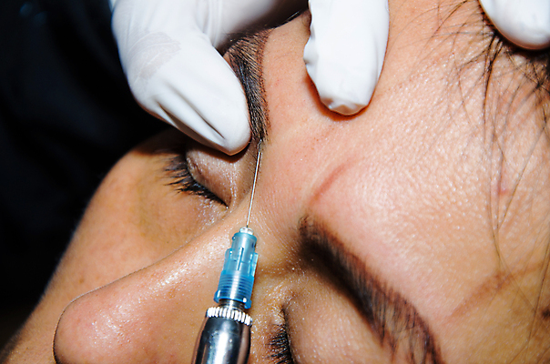 포토 JPG 해외이미지 손 여자 얼굴 실내 주사기 한명 근접촬영 성인 옆모습 신체부위 눈감음 잡기 눈썹 시술 눈썹문신 성인여자한명만 해외포토 1 뷰포인트 의료기기 모션 사람 내부 문신 여자한명만 성인여자만 파일형식 이미지허브