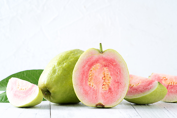 포토 JPG 해외이미지 잎 과일 단면 실내 사람없음 흰배경 슬라이스 과일조각 구아바 해외포토 식물 조각 백그라운드 내부 흰색 열대과일 파일형식 이미지허브