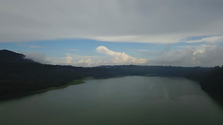 포토 JPG 해외이미지 나무 아시아 호수 섬 여행 백그라운드 자연 하늘 휴가 산 안테나 파노라마 사람없음 야외 초록색 물 파란색 뷰티 숲 쌍둥이 화산 발리 인도네시아 내추럴 터키석 해외포토 자연요소 식물 나라 컬러 통신 가족 촬영기법 보석 생태계 파일형식 이미지허브