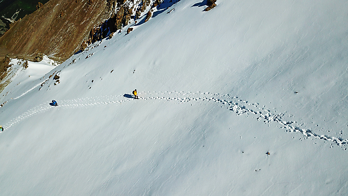 포토 JPG 해외이미지 스포츠 여행 겨울 자국 자연 하늘 산 안테나 사람 풍경 사람없음 파란색 태양 맑음 산책 등산 트래킹 하이킹 추위 정상 위험 오르기 알프스 산봉우리 드론 산악가 절정 눈내림 해외포토 자연요소 계절 유럽 컬러 컨셉 통신 모션 레저 날씨 휴식 눈_날씨 생태계 봉우리 파일형식 이미지허브