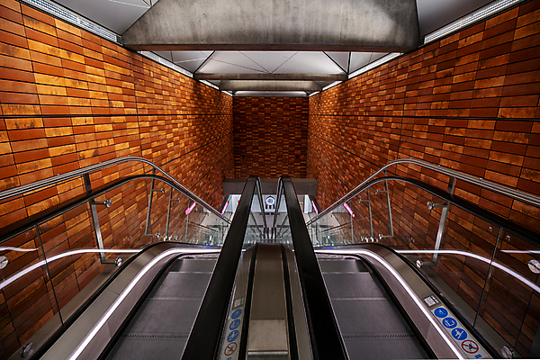 포토 JPG 해외이미지 디자인 선 이동 건축양식 교통시설 모션 유리 미래 새로움 실내 덴마크 사람 사람없음 내부 건물 빛 컬러풀 계단 산책 기차 반지 도시 원형 전철 역 엘리베이터 리프트 에스컬레이터 일반 단계 철강 코펜하겐 터미널 해외포토 도형 건축물 건축 육상교통 컬러 교통 컨셉 장신구 재질 휴식 대중교통 북유럽 시설 파일형식 이미지허브