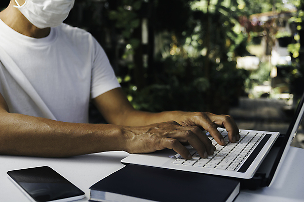 포토 JPG 해외이미지 직업 라이프스타일 남자 인터넷 비즈니스 앉기 성인 사람없음 노트북 컴퓨터 업무 무선전화기 경영자 해외포토 모션 사람 생활 전자제품 작업 전화기 리더 파일형식 이미지허브
