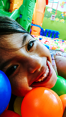 포토 JPG 해외이미지 백인 행복 어린이 장난 공 학교 놀이 휴가 실내 한명 웃음 사람 파란색 컬러풀 파티 거품 기쁨 게임 원형 생일 그룹 놀이터 플라스틱 공평 거짓말 해외포토 도형 서양인 1 교육 기념일 감정 컬러 재질 표정 이벤트 내부 파일형식 이미지허브