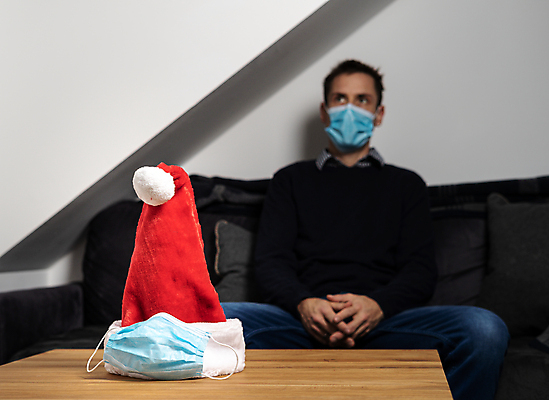 포토 JPG 해외이미지 행복 얼굴 백그라운드 컨셉 크리스마스장식 크리스마스 겨울 휴가 새해 가면 한명 안전 장식 빨간색 산타클로스 축제 희망 축하 바이러스 보호 질병 12월 연도 전염병 클라우스 코로나바이러스 해외포토 1 계절 기념일 감정 컬러 의학 사람 신체부위 날짜 파일형식 이미지허브