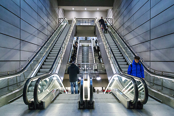 포토 JPG 해외이미지 디자인 이동 건축양식 교통시설 모션 유리 미래 실내 덴마크 사람 사람없음 내부 건물 빛 계단 금속 산책 기차 도시 전철 역 엘리베이터 리프트 에스컬레이터 일반 단계 철강 코펜하겐 터미널 포럼 해외포토 건축물 건축 육상교통 교통 컨셉 재질 휴식 대중교통 북유럽 토론 시설 파일형식 이미지허브