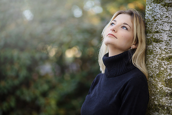 포토 JPG 해외이미지 나무 백인 모델 1 라이프스타일 응시 계절 공원 여자 얼굴 포즈 백그라운드 자연 한명 사람 성인 야외 금발 햇빛 태양 뷰티 유행 표현 시원함 심각 스타일 해외포토 자연요소 서양인 식물 헤어스타일 시선 공공시설 컨셉 생활 신체부위 생태계 파일형식 이미지허브