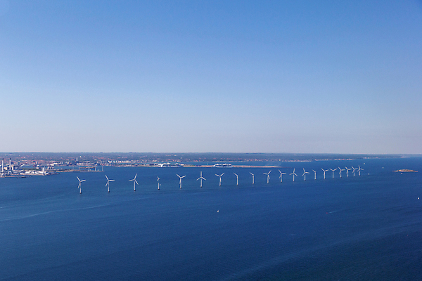 포토 JPG 해외이미지 식물 선 바다 자연 하늘 바람 안테나 덴마크 해변 사람없음 초록색 물 파란색 농장 환경 항구 힘 재활용 풍차 발전기 에너지 도시 칼날 스칸디나비아 코펜하겐 해외포토 자연요소 컬러 농업 통신 교통시설 날씨 북유럽 발전소 친환경 생태계 파일형식 이미지허브