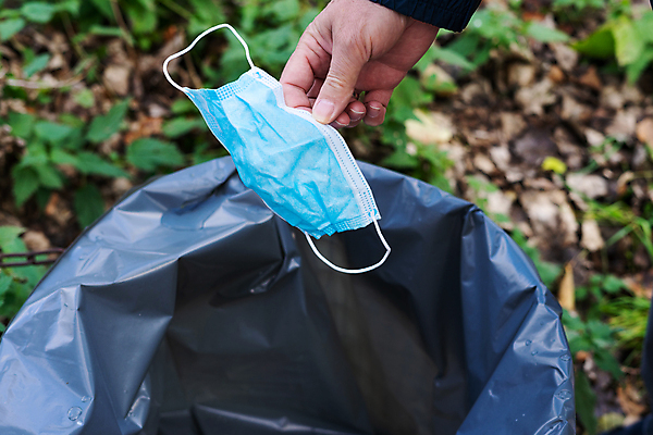 포토 JPG 해외이미지 손 컨셉 거리 주택 건강 가면 안전 사람 사람없음 야외 약 검은색 희망 쓰레기통 잡기 수비 환경오염 던지기 바이러스 닫기 보호 질병 쓰레기 폐기물 위험 일회용 예방 낭비 셀프 위생관리 전염병 해외포토 감정 컬러 의학 모션 관리 건물 신체부위 파일형식 이미지허브