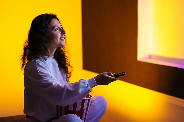 포토 JPG 해외이미지 백인 라이프스타일 여자 행복 음식 오렌지 휴식 주택 실내 한명 사람 앉기 파란색 소파 노란색 텔레비전 어둠 방 관찰 잡기 사발 야간 저녁 영화관 먹기 필름 손목시계 영화 쇼 팝콘 멀리 리빙 제어 혼자 해외포토 자연요소 서양인 1 감정 시계 컬러 컨셉 의자 과일 장신구 모션 문화예술 내부 건물 생활 전자제품 사기그릇 극장 파일형식 이미지허브