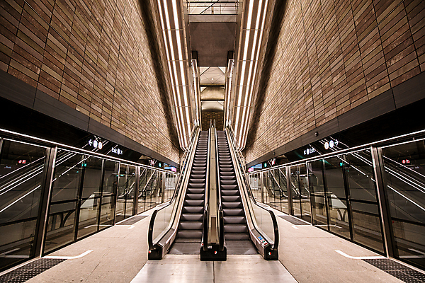 포토 JPG 해외이미지 디자인 선 이동 건축양식 교통시설 모션 유리 미래 새로움 실내 덴마크 사람없음 내부 건물 빛 컬러풀 계단 산책 기차 도시 원형 전철 역 엘리베이터 리프트 에스컬레이터 일반 단계 철강 코펜하겐 터미널 해외포토 도형 건축물 건축 육상교통 컬러 교통 컨셉 재질 휴식 대중교통 북유럽 시설 파일형식 이미지허브