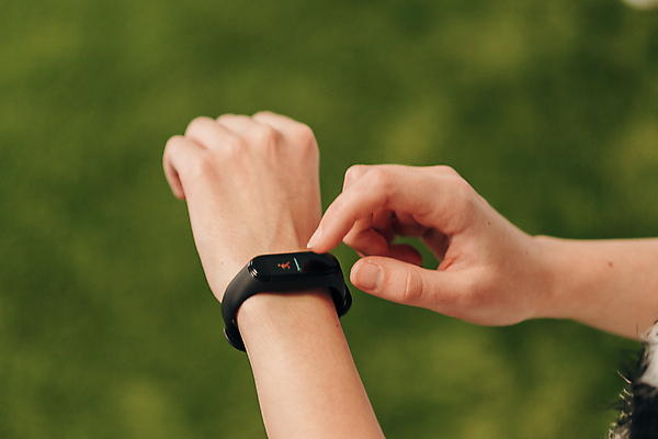 포토 JPG 해외이미지 라이프스타일 손 스포츠 시계 컨셉 비즈니스 통신 팔찌 미래 건강 사람 사람없음 초록색 운동 디지털 스크린 모니터 검은색 터치 하트 긴급 시간 어플리케이션 맥박 연결 측정 시스템 혁명 돌봄 손목보호대 웨어러블 해외포토 모양 컬러 장신구 의학 모션 생활 신체부위 컴퓨터 파일형식 이미지허브