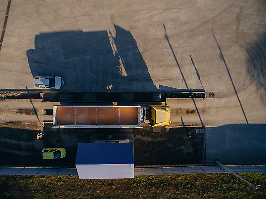 포토 JPG 해외이미지 식물 계절 산업 음식 농업 자연 안테나 옥수수 씨앗 사람없음 빨간색 농장 농경지 갈색 기계 흙 봄 운전 수확 시골 업무 작업 바퀴 칼날 농부 땅 창고 준비 트랙터 드론 땅바닥 밭일 심기 쟁기 조감도 해외포토 직업 컬러 통신 모션 곡류 바닥 농기계 생태계 특수차량 파일형식 이미지허브