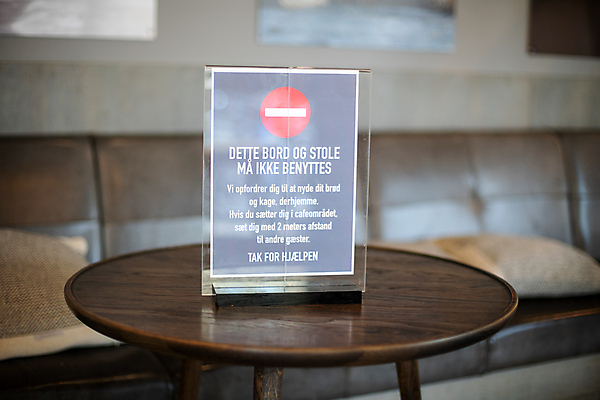 포토 JPG 해외이미지 배너 유럽 포스터 텍스트 탁자 거리 건강 덴마크 경고 사람 사람없음 문 정보 발표 메시지 바이러스 질병 사인 감염 공지사항 일반 변기통 전염병 코펜하겐 코로나바이러스 해외포토 나라 가구 의학 북유럽 파일형식 이미지허브