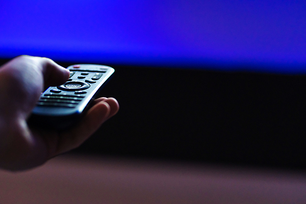 포토 JPG 해외이미지 손 백그라운드 컨셉 인터넷 손가락 놀이 주택 사람 사람없음 파란색 디지털 스크린 검은색 텔레비전 어둠 방 흐름 관찰 잡기 판넬 개울 변화 야간 필름 스마트 손목시계 영화 서비스 전자 쇼 언론 멀리 스위치 동영상 멀티미디어 제어 채널 시리즈 해외포토 자연요소 시계 컬러 장신구 모션 문화예술 건물 신체부위 전자제품 강 파일형식 이미지허브