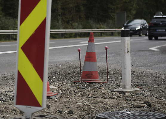 포토 JPG 해외이미지 도로 교통수단 무늬 교통시설 표시 모바일 사람없음 반사 보호 위험 배열 위협 예방 신호 보안 철탑 해외포토 길 교통 컨셉 안전 탑 시설 파일형식 이미지허브