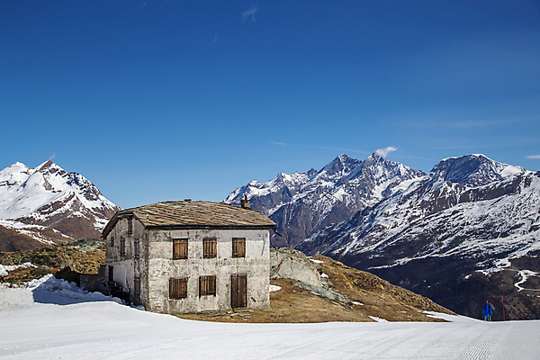 포토 JPG 해외이미지 전통 여행 겨울 자연 하늘 휴가 스키 산 주택 풍경 사람없음 건물 파란색 여행객 마을 맑음 바위 정상 오두막 스위스 시골집 휴양지 알프스 지역 샬레 절정 눈내림 해외포토 건축물 계절 유럽 컬러 날씨 겨울스포츠 눈_날씨 실험기구 사람 장소 돌_바위 생태계 파일형식 이미지허브