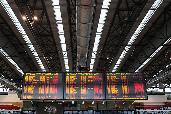 포토 JPG 해외이미지 여행 이동 비즈니스 교통시설 휴가 비행기 광고판 사람없음 여행객 스크린 여행가방 정보 짐 시간 판넬 기다림 시간표 공항 도착 항공 사인 출발 대문 여권 승객 프라하 터미널 해외포토 교통 컨셉 가방 항공교통 모션 대중교통 알림판 사람 문 계획 시설 체코 판 파일형식 이미지허브