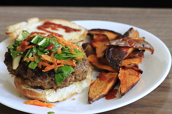 포토 JPG 해외이미지 접시 채소 패스트푸드 실내 사람없음 햄버거 칩 인스턴트 정크푸드 패티 햄버거빵 나무배경 해외포토 식기 음식 빵 백그라운드 디저트 내부 파일형식 이미지허브