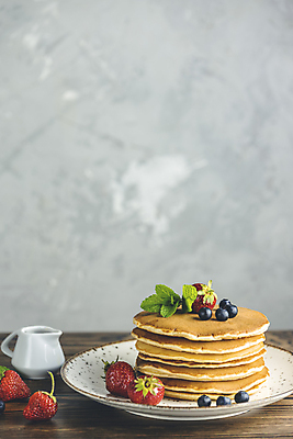 포토 JPG 해외이미지 접시 열매 음식 백그라운드 단풍 과일 가정 딸기 아침 디저트 건강 요리 사람없음 목재 쌓기 식사 장비 흰색 시골 신선 붓기 달콤 맛 아침식사 상품 굽기 오브젝트 블루베리 산딸기 시럽 버터 꿀 팬케이크 영양분 채식주의자 페스츄리 핸드메이드 크레이프 해외포토 주간 나무 식물 식기 빵 컬러 컨셉 잎 재료 모션 케이크 구이 채식 파일형식 이미지허브