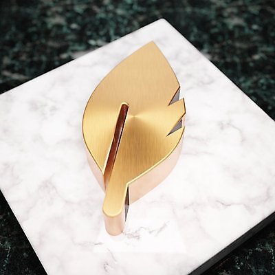 포토 JPG 해외이미지 디자인 탁자 사람없음 초록색 반짝임 반사 3D 금속 디지털 흰색 정상 심볼 깃털 사인 만들기 대리석 광택 청동 고립 소셜 지휘대 해외포토 컬러 가구 재료 모션 재질 디지털합성 파일형식 이미지허브