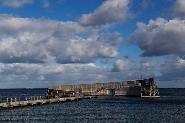 포토 JPG 해외이미지 구름 디자인 여유 바다 건축양식 자연 하늘 덴마크 풍경 사람없음 야외 목재 물 파란색 태양 항구 수영 목욕 스칸디나비아 코펜하겐 해외포토 자연요소 나무 건축 감정 컬러 재료 교통시설 북유럽 청결 수상스포츠 생태계 파일형식 이미지허브