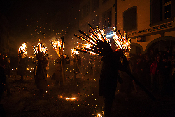 포토 JPG 해외이미지 전통 문화 창문 불 사람없음 목재 빛 반사 축제 잡기 뜨거움 막대기 의식 야간 빗자루 스위스 쇼 연소 해외포토 자연요소 나무 유럽 재료 모션 청소도구 파일형식 이미지허브