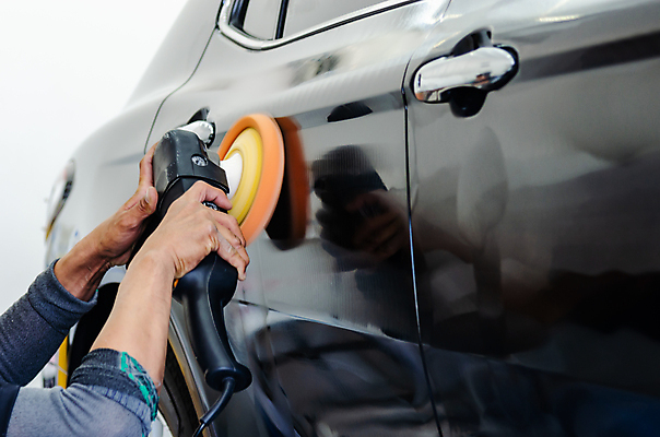 포토 JPG 해외이미지 손 자동차 들기 신체부위 공구 잡기 작업실 광택 닦기 세차 차문 해외포토 육상교통 모션 사람 도구 파일형식 이미지허브