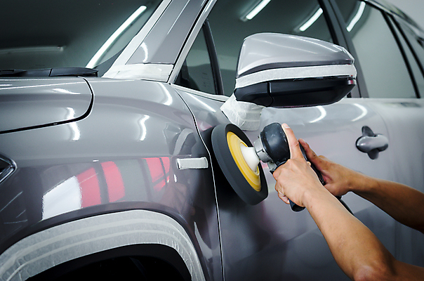 포토 JPG 해외이미지 자동차 실내 들기 신체부위 공구 잡기 작업실 광택 세차 스펀지 차문 해외포토 육상교통 모션 사람 내부 도구 파일형식 이미지허브